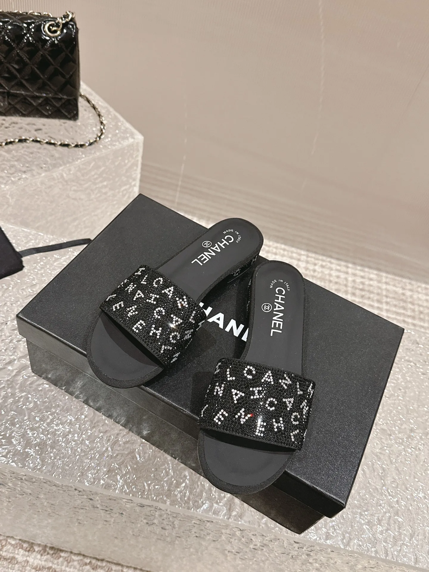 👟👟Ex-factory price 440👟👟 Xiaoxiang Chanel rhinestone slippers with large black rhinestone letters, these really blingbling slippers are full of diamonds. They are both classic and artistic, and can be styled according to your daily style. The characteristic is that the hot diamonds are particularly shiny. They are made with heavy craftsmanship and are not easy to fall off. They have the sexy temperament of celebrities and are versatile. Color: black white 35-41